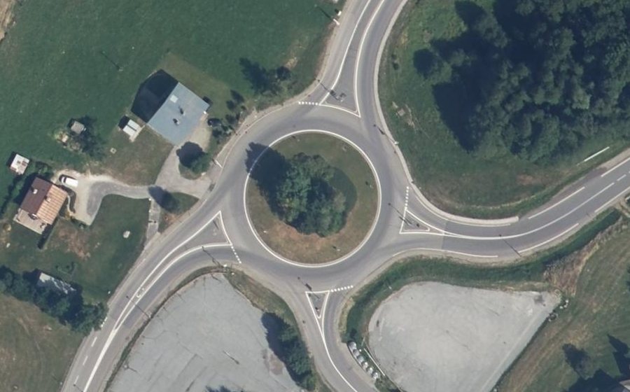 Vue aérienne du Rond-point anonyme n°273685061