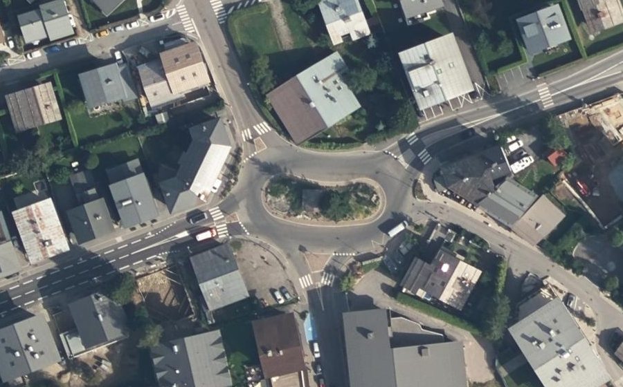 Vue aérienne du Rond-point anonyme n°273685088