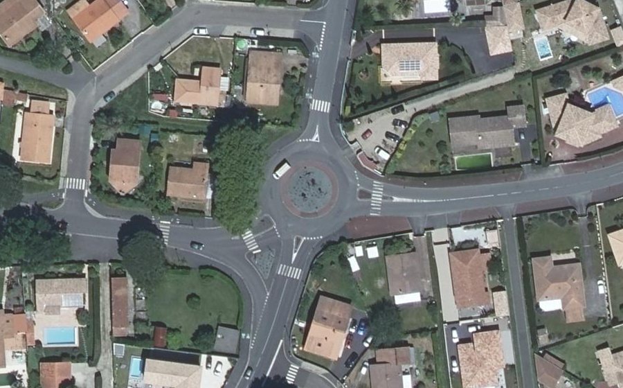 Vue aérienne du Rond-point anonyme n°273720847