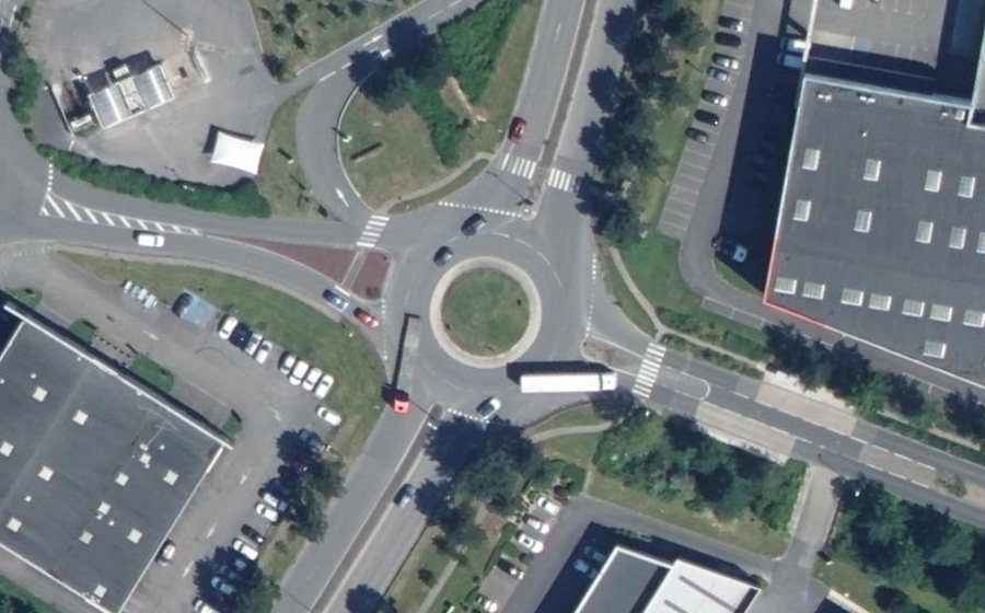 Vue aérienne du Rond-point anonyme n°27379273