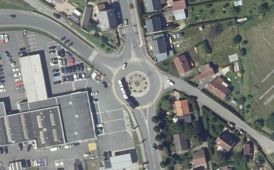 Vue aérienne du Rond-point anonyme n°27380948