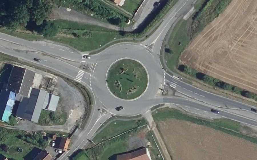 Vue aérienne du Rond-point anonyme n°27381327
