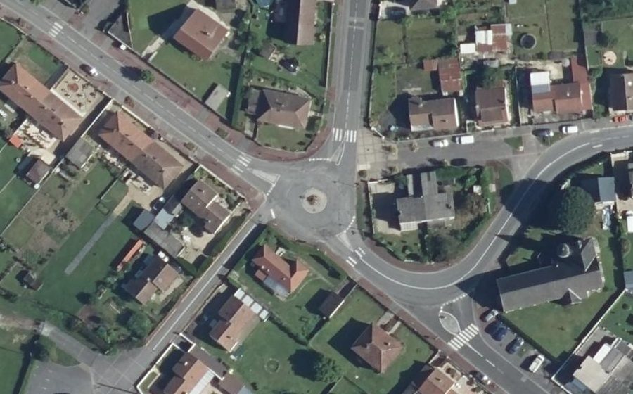 Vue aérienne du Rond-point anonyme n°27384893