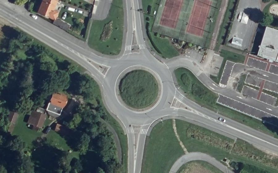 Vue aérienne du Rond-point anonyme n°27384926