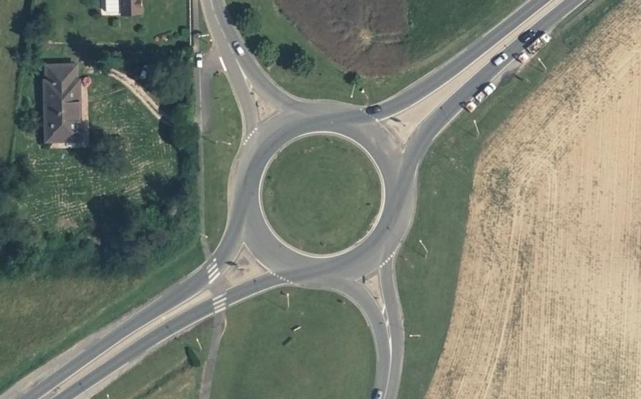 Vue aérienne du Rond-point anonyme n°27387848
