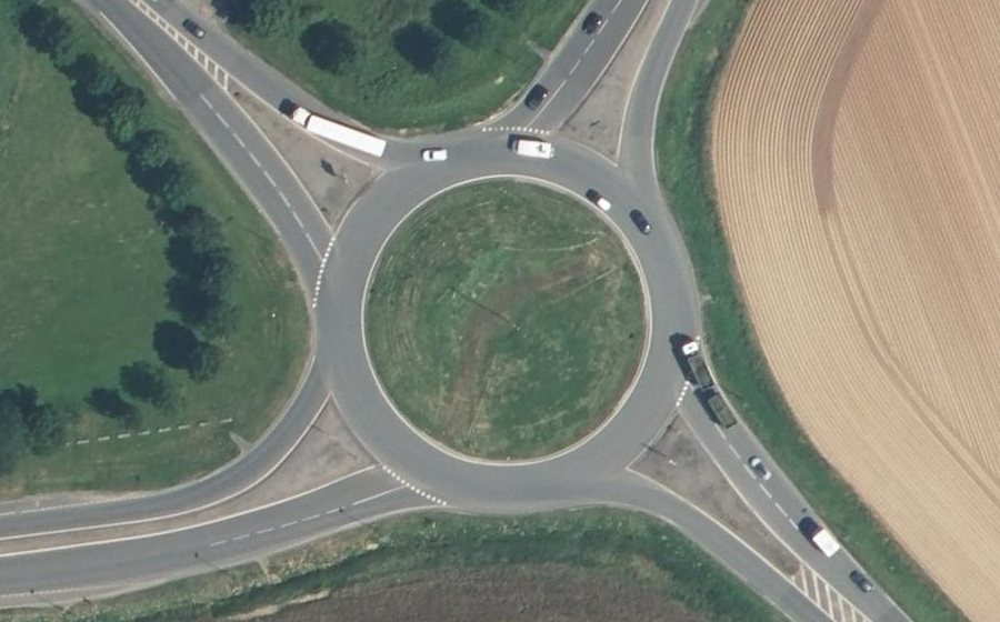 Vue aérienne du Rond-point anonyme n°27387857