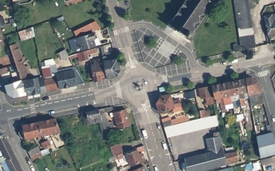 Vue aérienne du Rond-point anonyme n°27387905