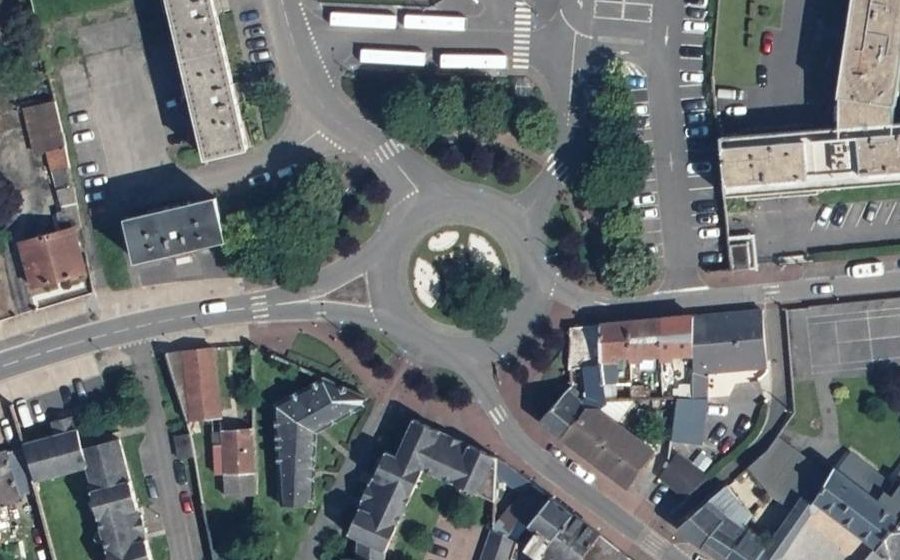 Vue aérienne du Rond-point Maréchal de Lattre de Tassigny et 1ère Division Française Libre