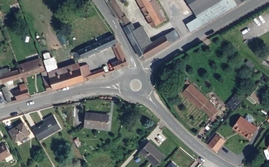 Vue aérienne du Rond-point anonyme n°273899335