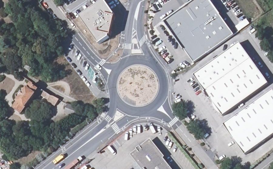Vue aérienne du Rond-point anonyme n°27389973