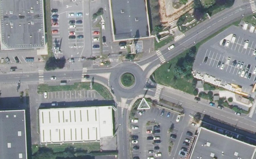 Vue aérienne du Rond-point anonyme n°27392895
