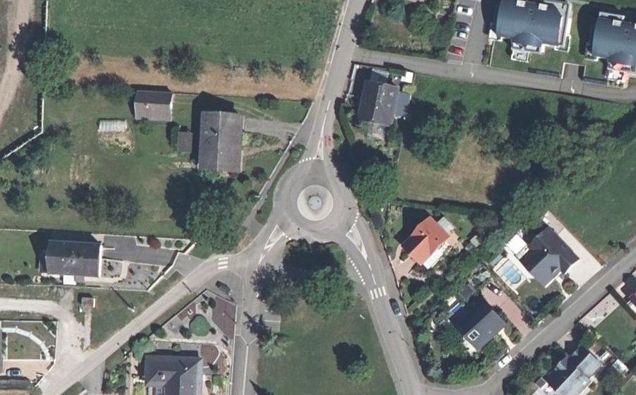 Vue aérienne du Rond-point anonyme n°27395731