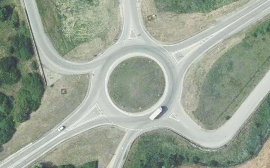 Vue aérienne du Rond-point anonyme n°273973083