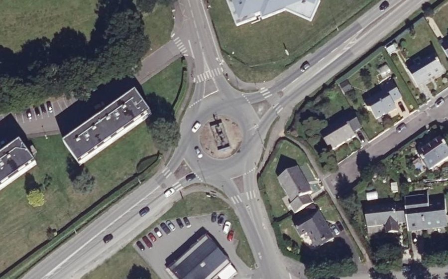 Vue aérienne du Rond-point anonyme n°27405328