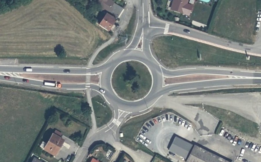 Vue aérienne du Rond-point anonyme n°274062574
