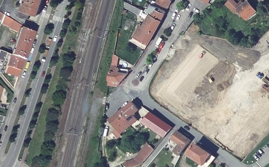 Vue aérienne du Rond-point anonyme n°274062616