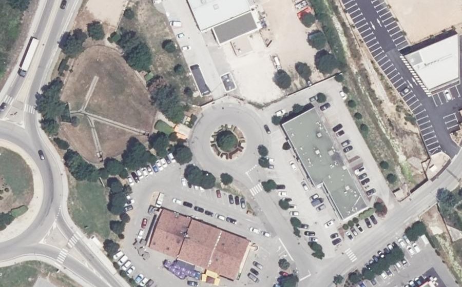 Vue aérienne du Rond-point anonyme n°274065174
