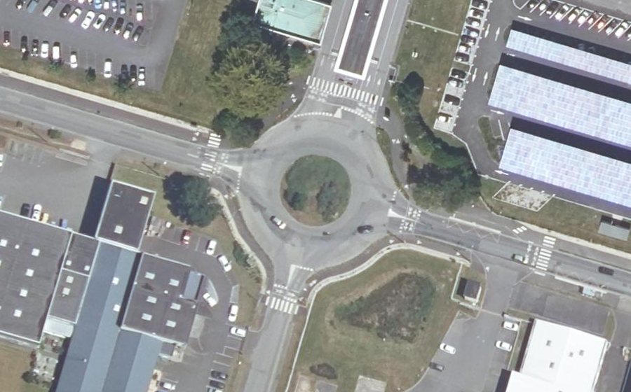 Vue aérienne du Rond-point anonyme n°27407278