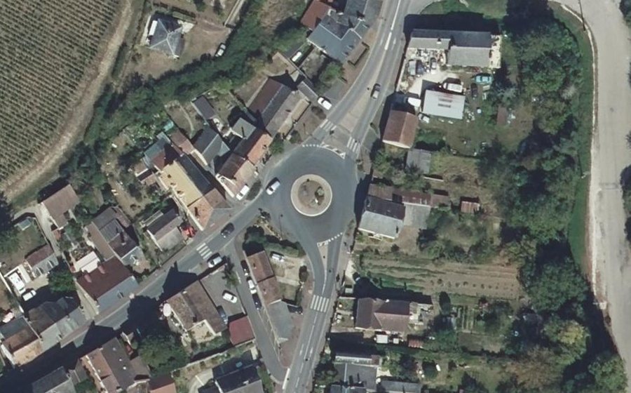 Vue aérienne du Rond-point anonyme n°27407908