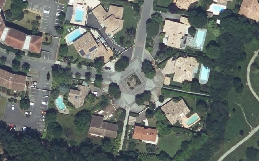Vue aérienne du Rond-point anonyme n°27413438
