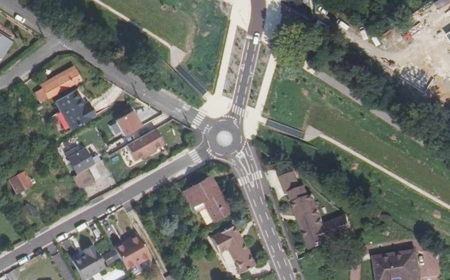 Vue aérienne du Rond-point anonyme n°274136764