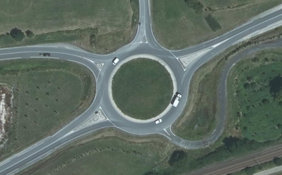 Vue aérienne du Rond-point anonyme n°274164559
