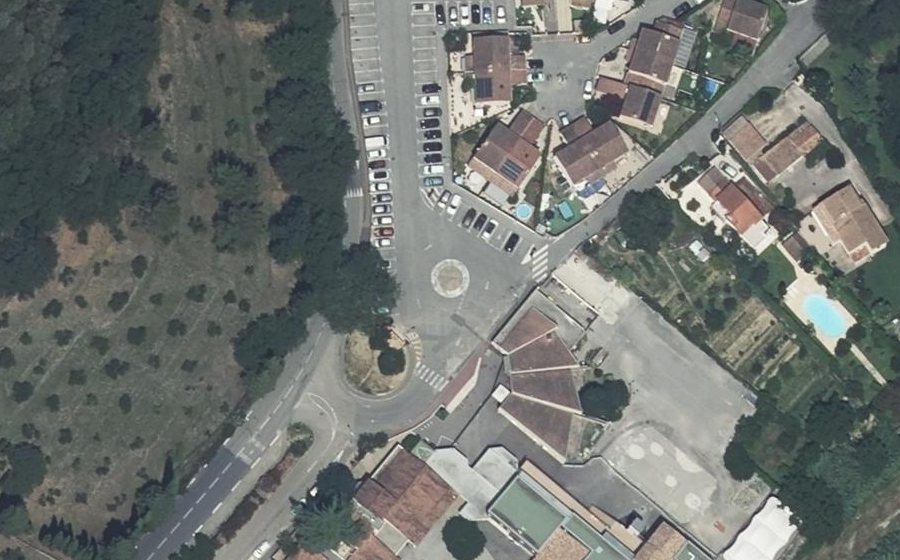 Vue aérienne du Rond-point anonyme n°274171149