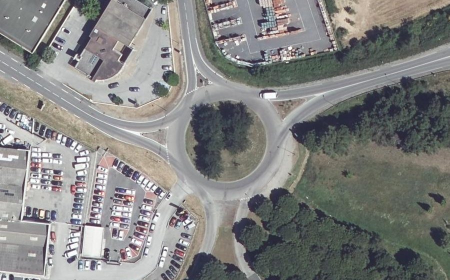 Vue aérienne du Rond-point anonyme n°27417901