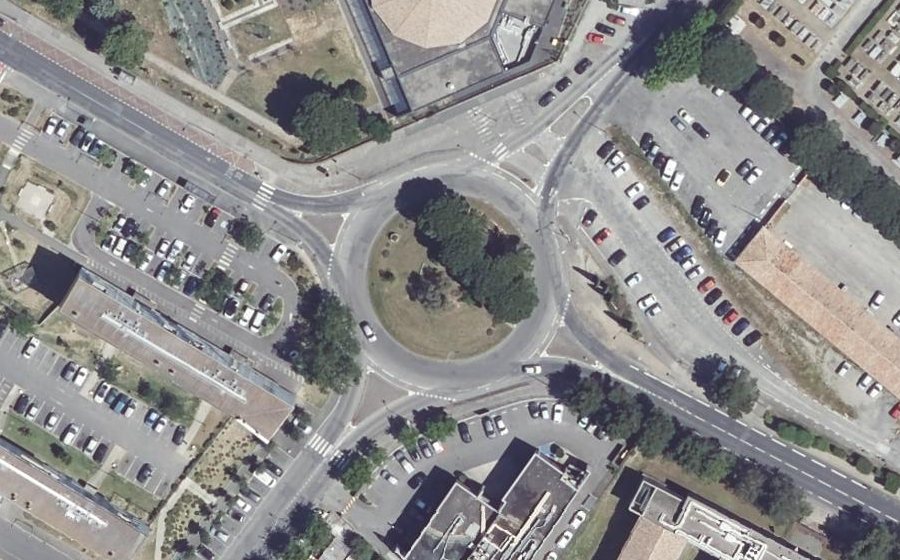 Vue aérienne du Rond-point anonyme n°27418319