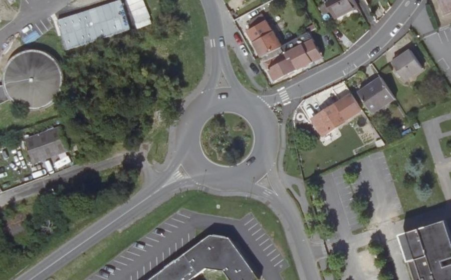 Vue aérienne du Rond-point anonyme n°27418844