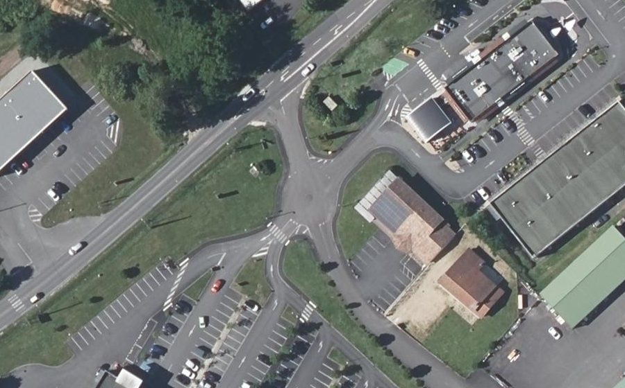 Vue aérienne du Rond-point anonyme n°274227886