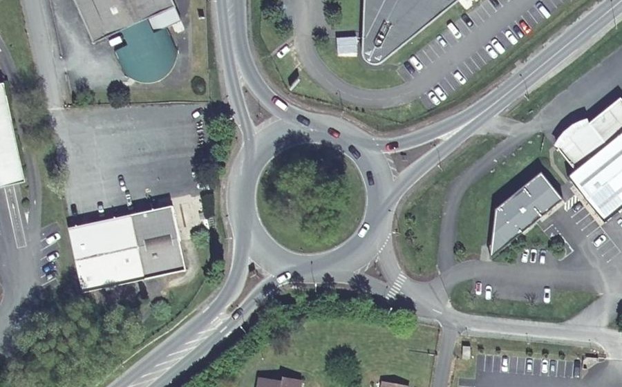 Vue aérienne du Rond-point anonyme n°27427450