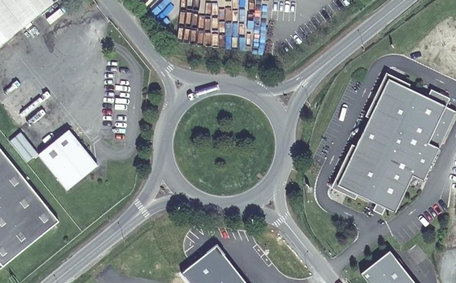 Vue aérienne du Rond-point anonyme n°27427461
