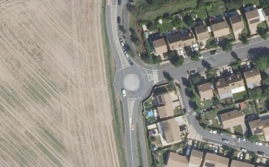 Vue aérienne du Rond-point anonyme n°274331754