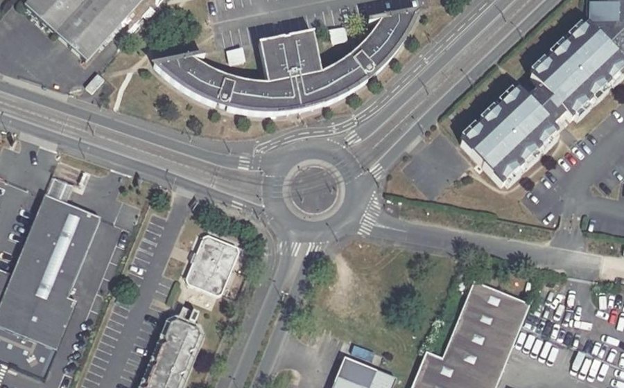 Vue aérienne du Rond-point anonyme n°27434723