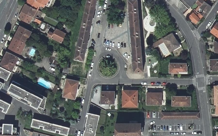 Vue aérienne du Rond-point anonyme n°27435558