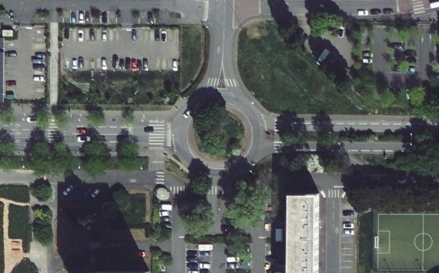 Vue aérienne du Rond-point anonyme n°27437181