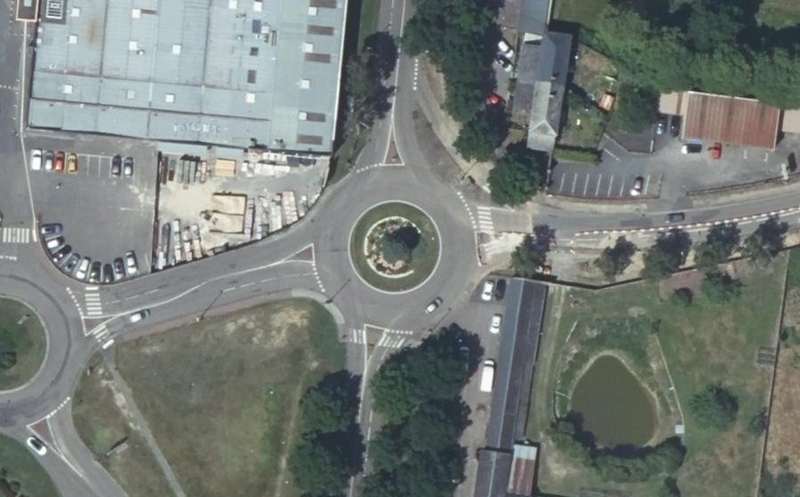 Vue aérienne du Rond-point anonyme n°27437516