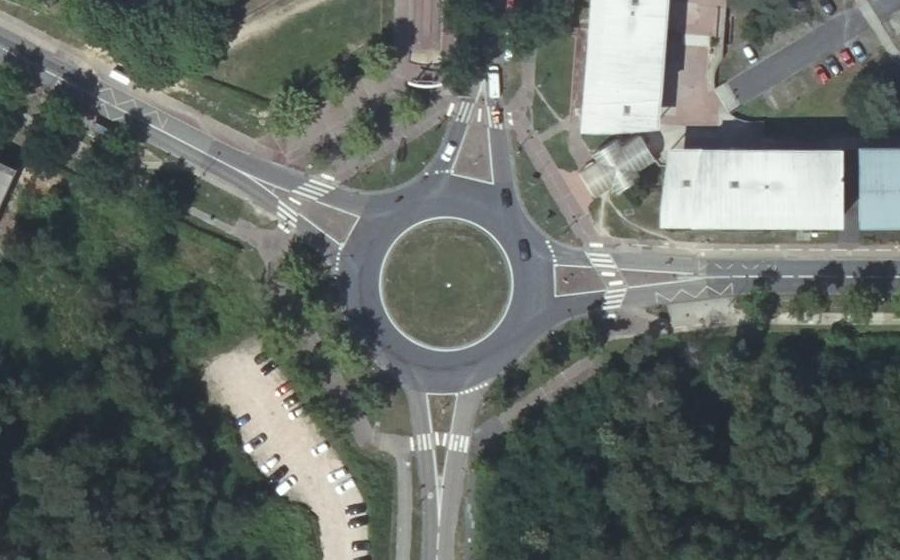 Vue aérienne du Rond-point anonyme n°27437518