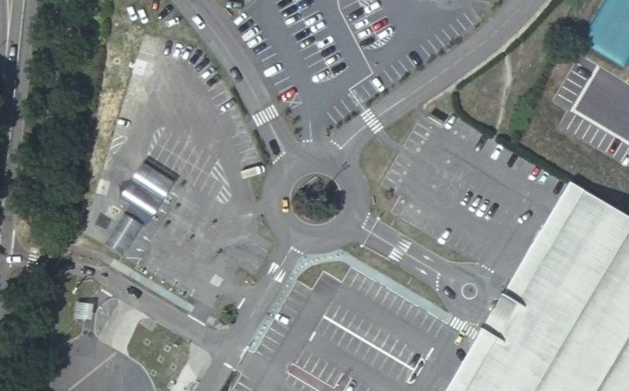 Vue aérienne du Rond-point anonyme n°27437585