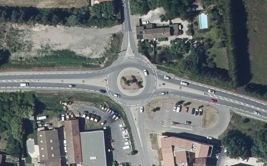 Vue aérienne du Rond-point anonyme n°274397232