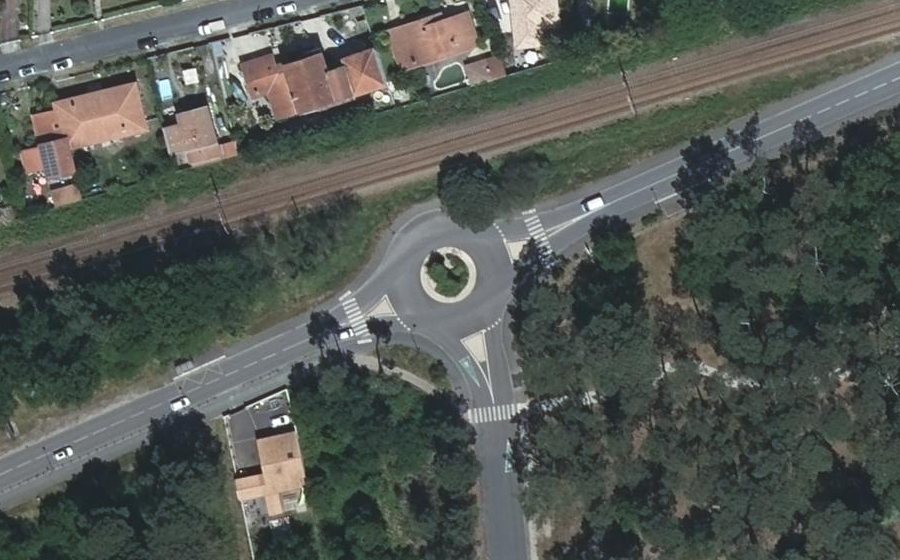 Vue aérienne du Rond-point anonyme n°274406852