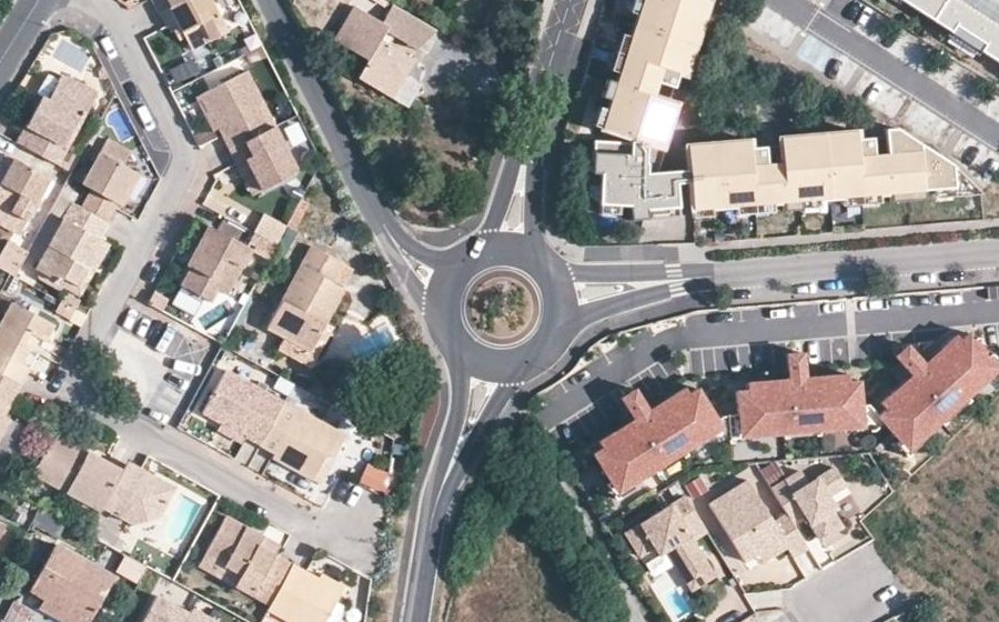Vue aérienne du Rond-point anonyme n°274407827