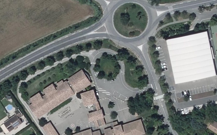 Vue aérienne du Rond-point anonyme n°274410711