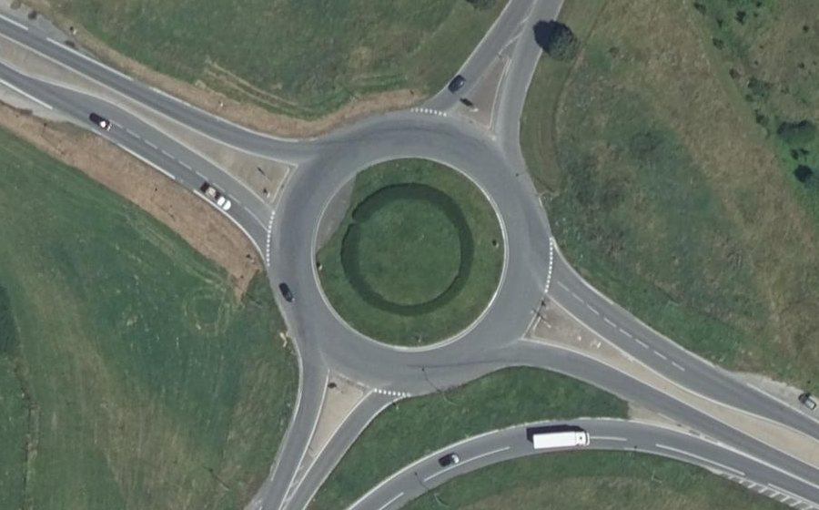 Vue aérienne du Rond-point anonyme n°27448427