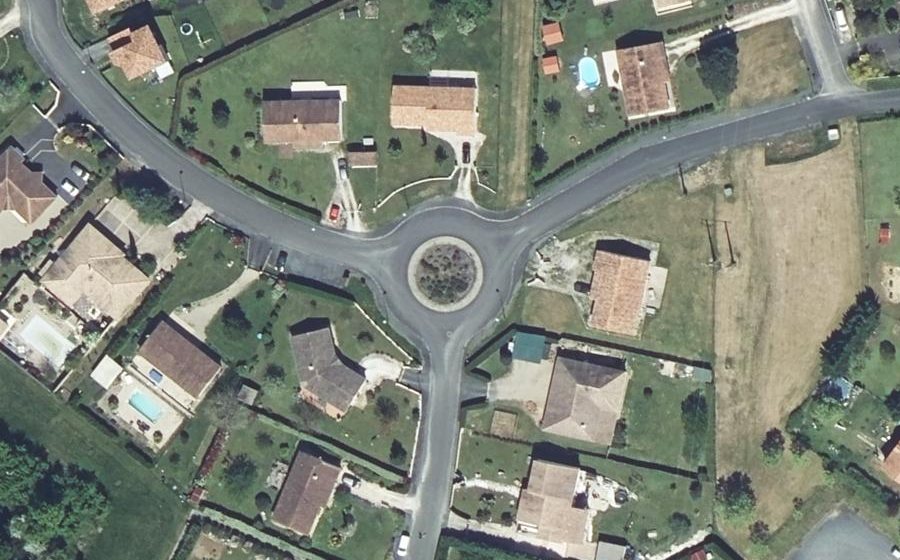 Vue aérienne du Rond-point anonyme n°274484505