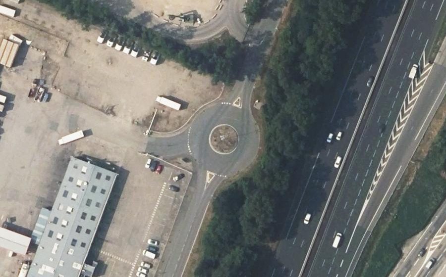 Vue aérienne du Rond-point anonyme n°274498923