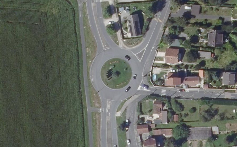 Vue aérienne du Rond-point anonyme n°27455809