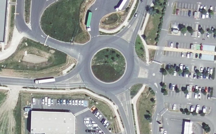 Vue aérienne du Rond-point anonyme n°274564762