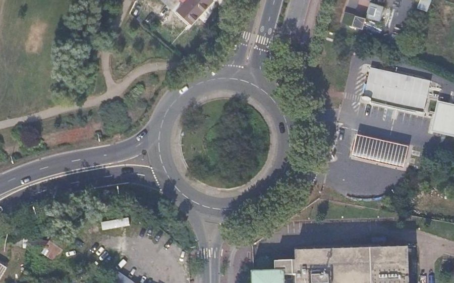 Vue aérienne du Rond-point anonyme n°27457048